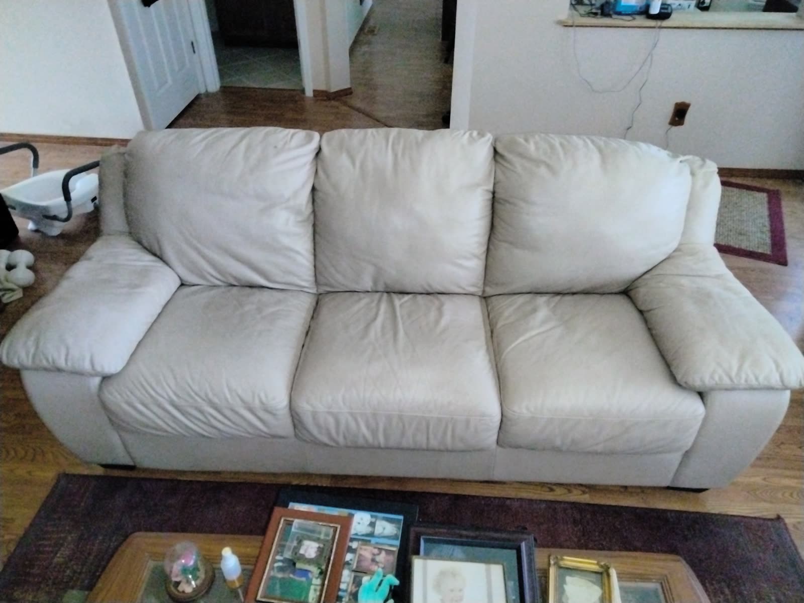 FM-007 La-Z-Boy White Leather Sofa image 1