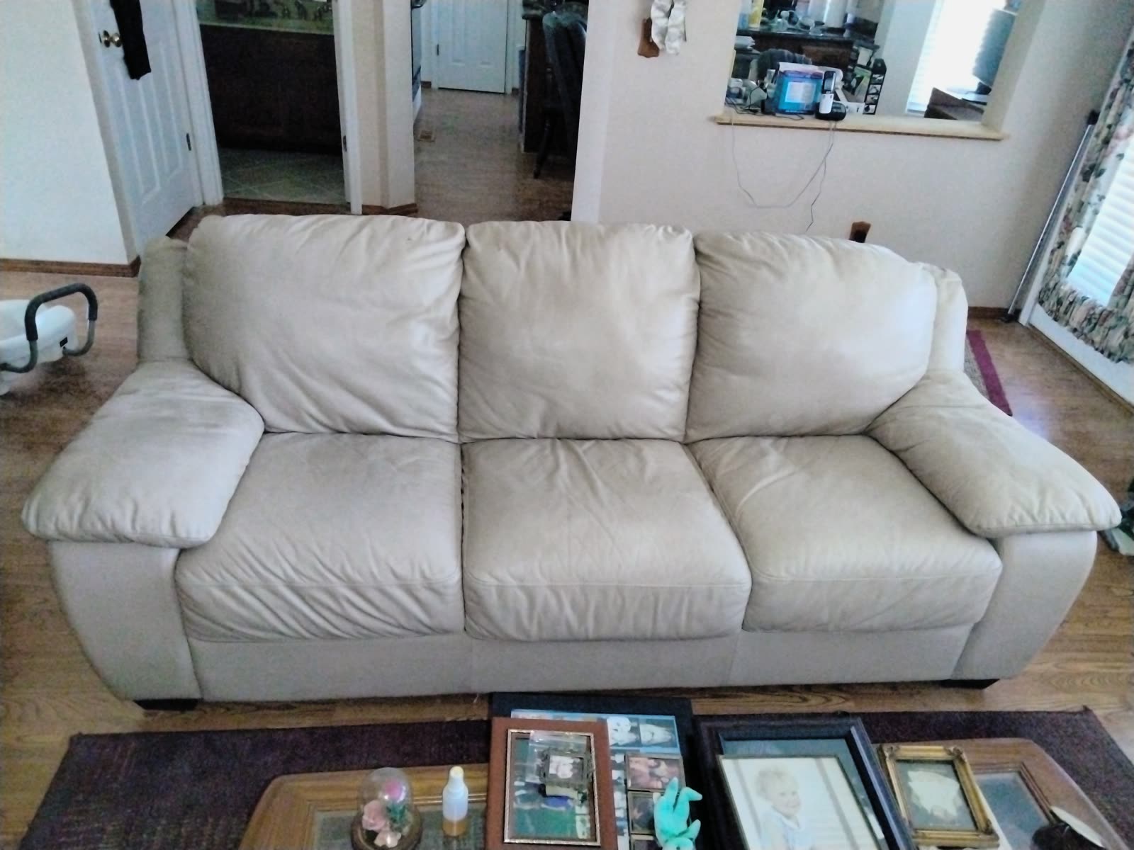 FM-007 La-Z-Boy White Leather Sofa image 2