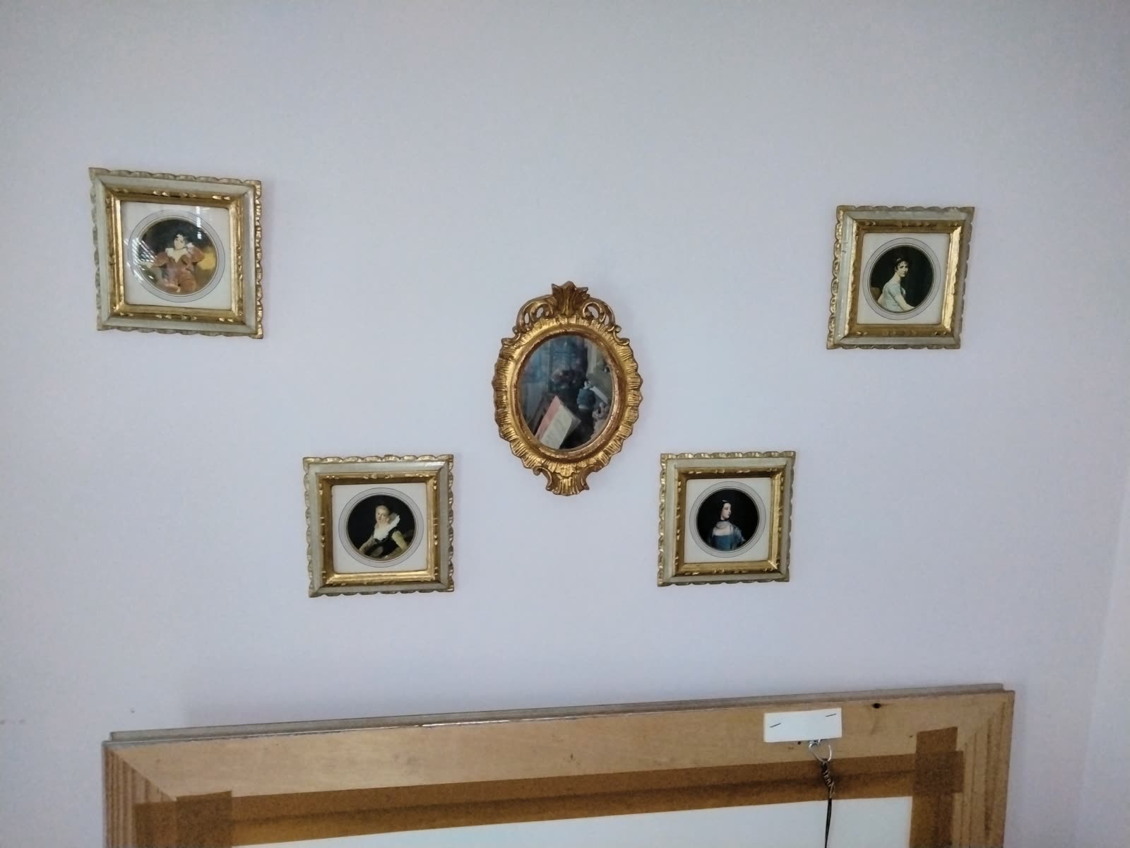 PI-008 Mini Portrait Wall Set With Center Mirror image 1