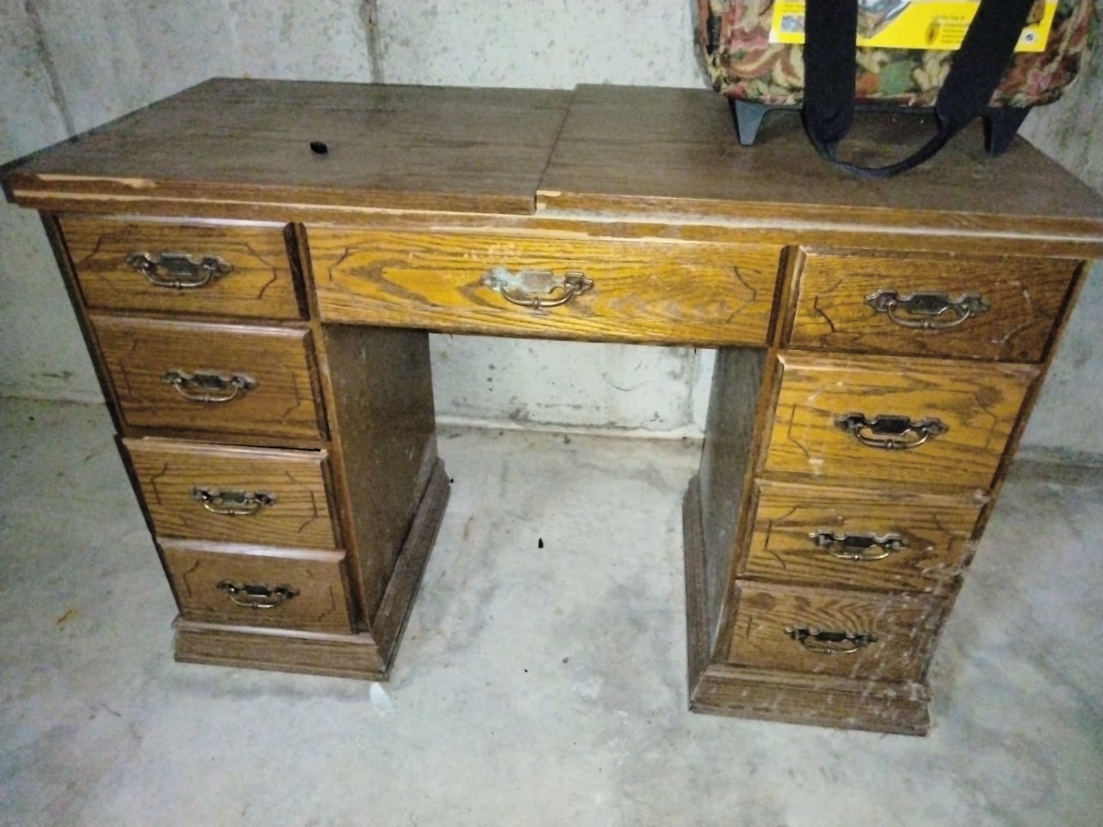 DS-003 Oak Kneehole Desk image 1