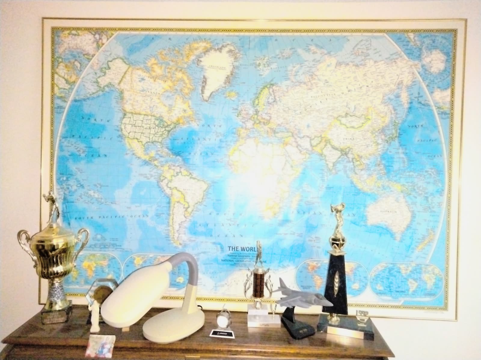 B4-010 Framed World Map With Trophies image 2