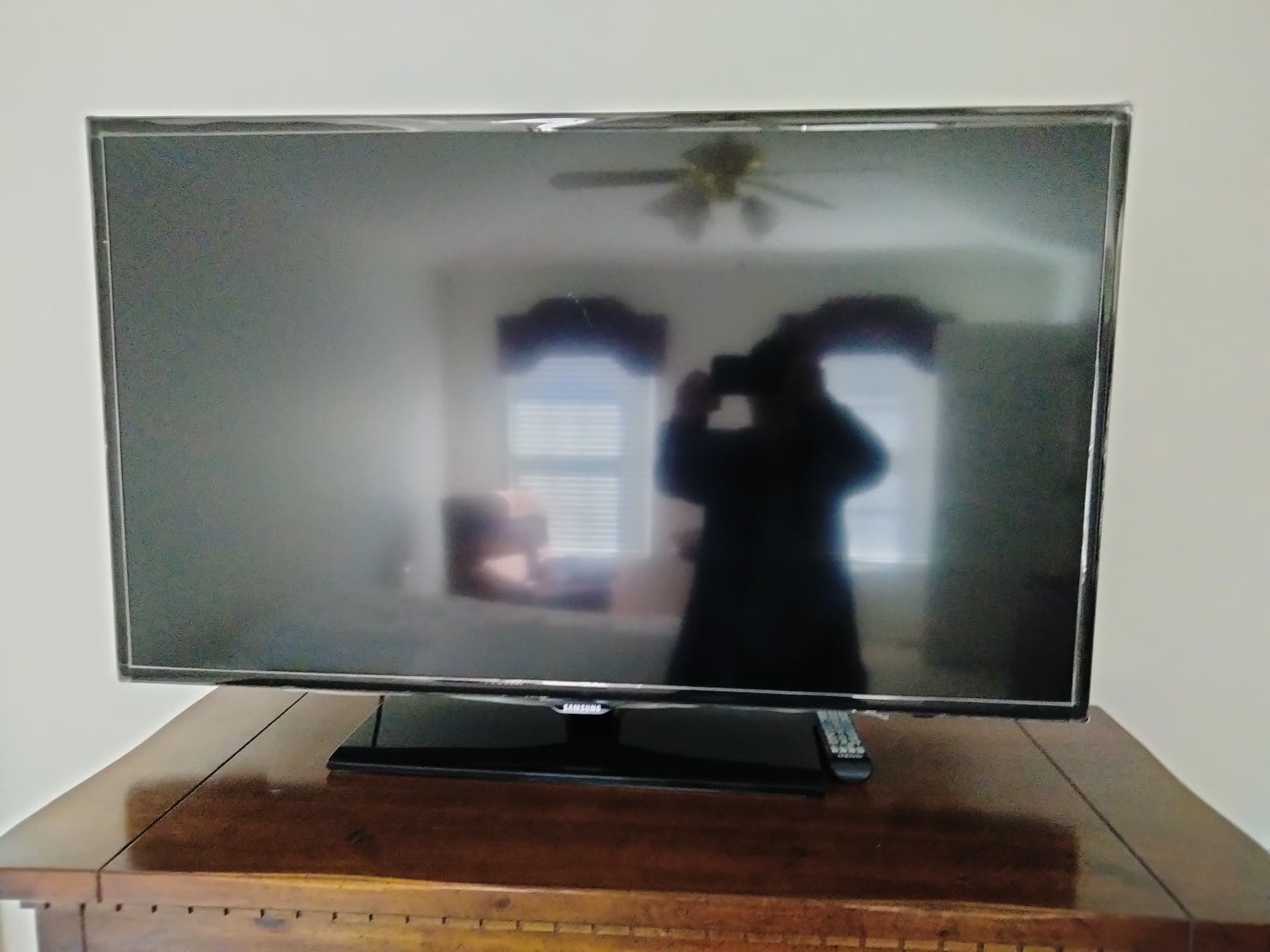 B1-004 46" Samsung LCD TV image 1
