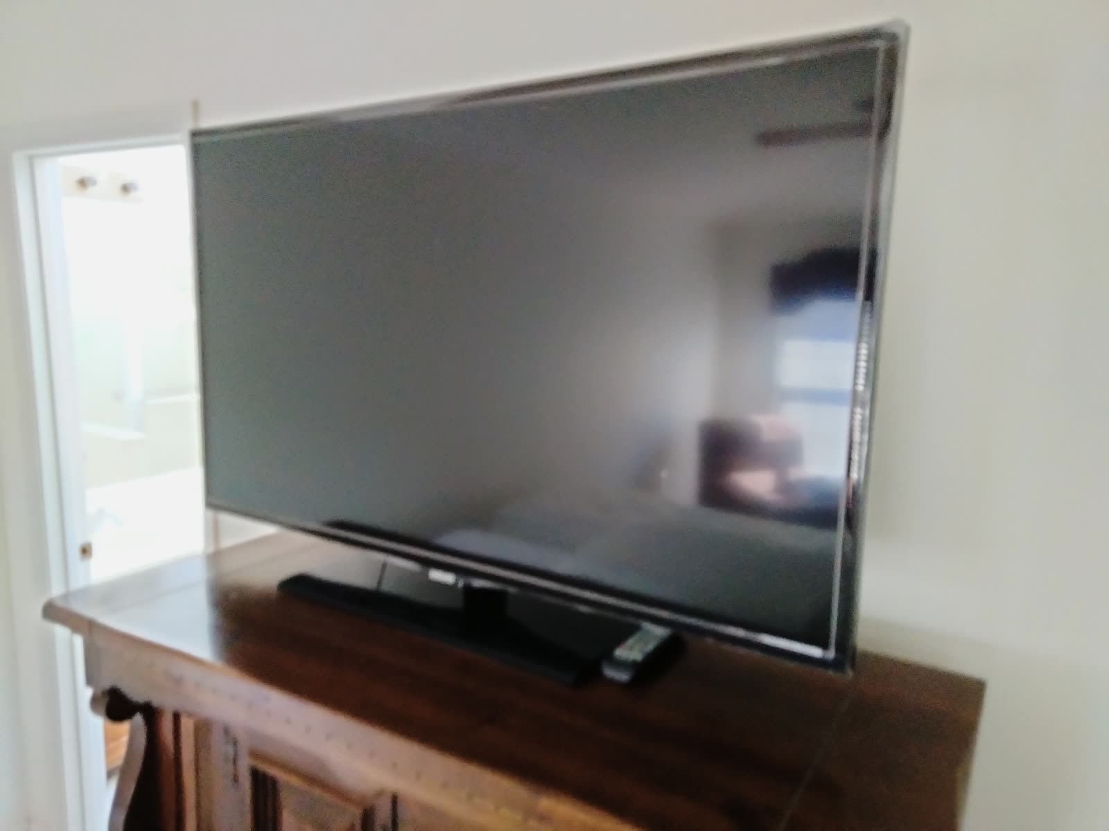 B1-004 46" Samsung LCD TV image 2