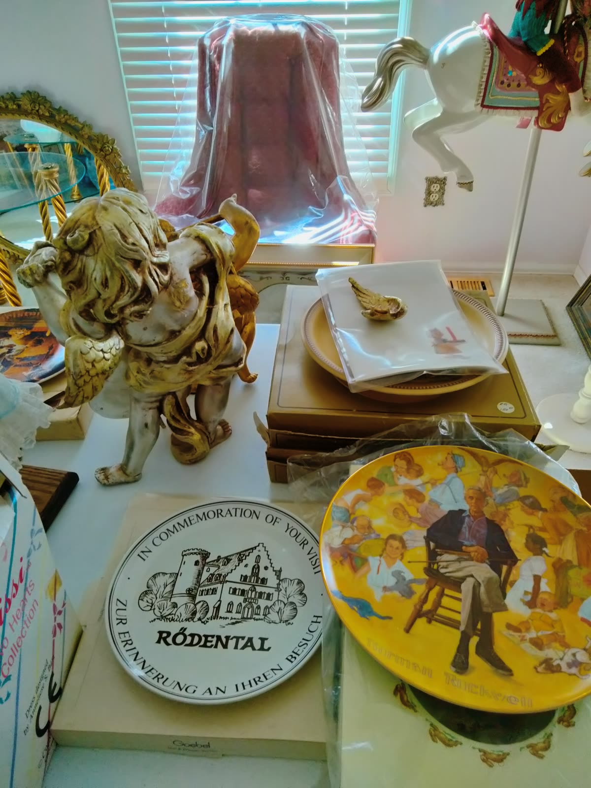 C3-017 Assorted collectibles image 2