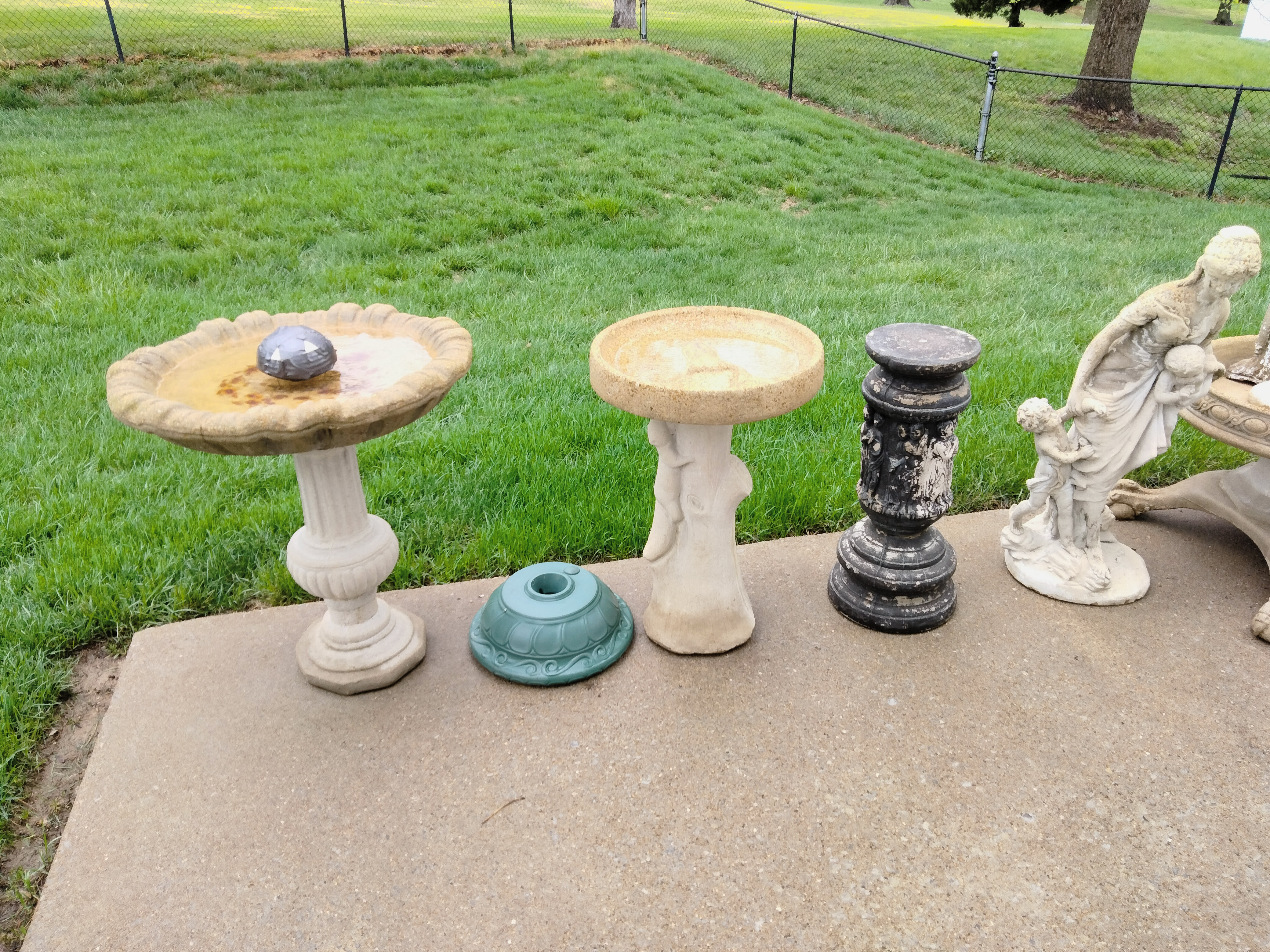 OU-002 Birdbaths, Pedestals & Garden Décor image 1