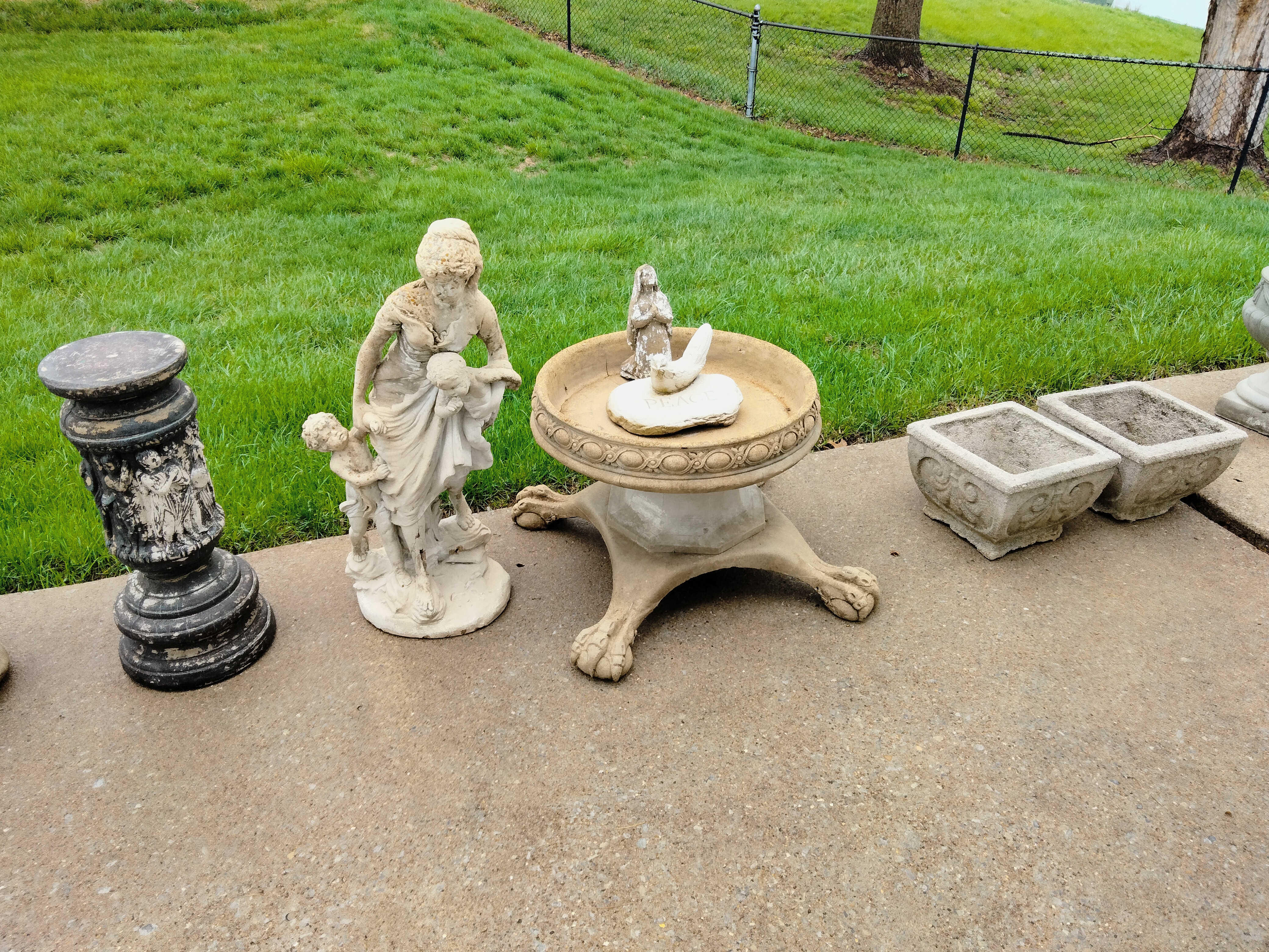 OU-002 Birdbaths, Pedestals & Garden Décor image 2