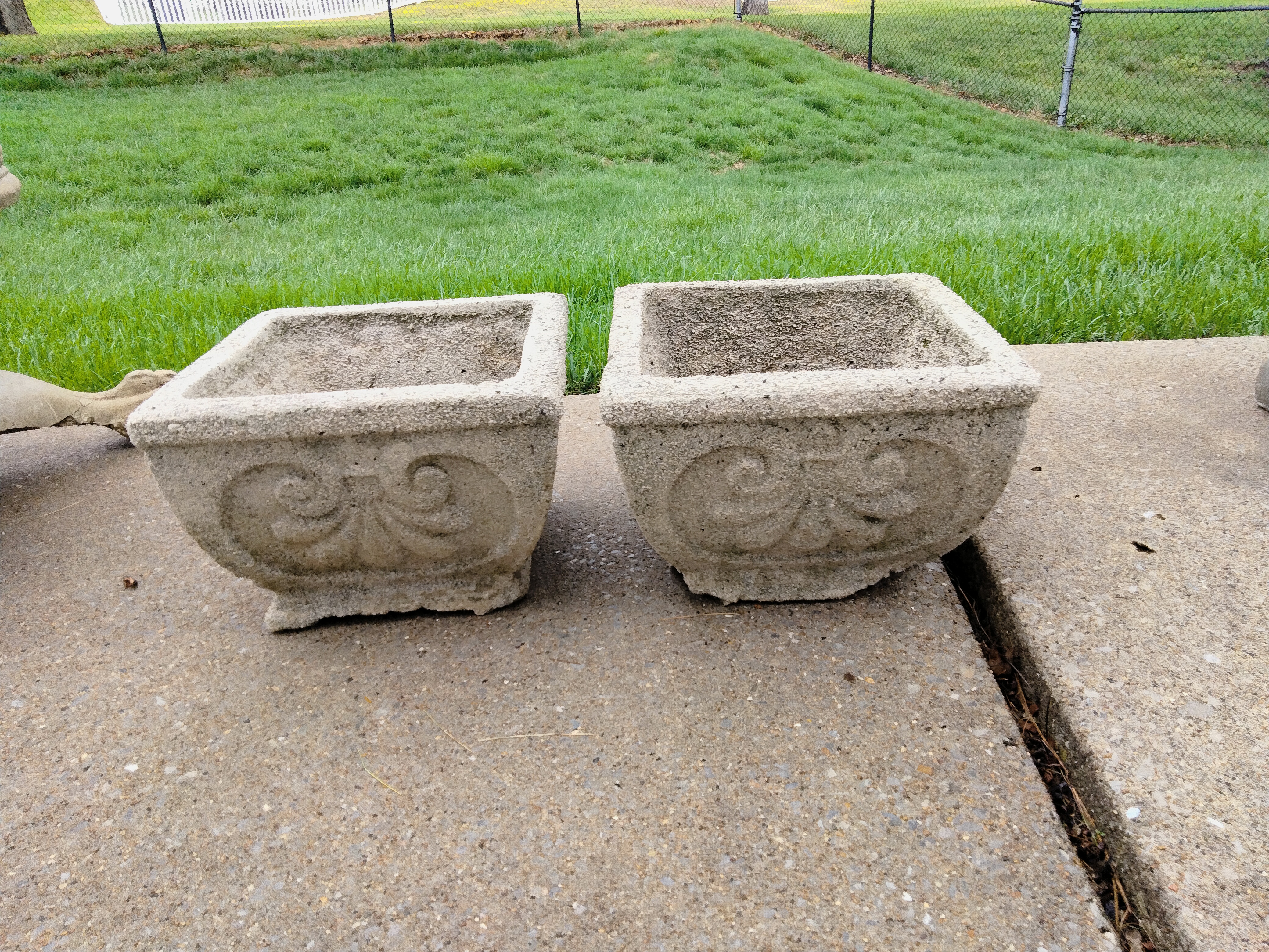 OU-002 Birdbaths, Pedestals & Garden Décor image 3